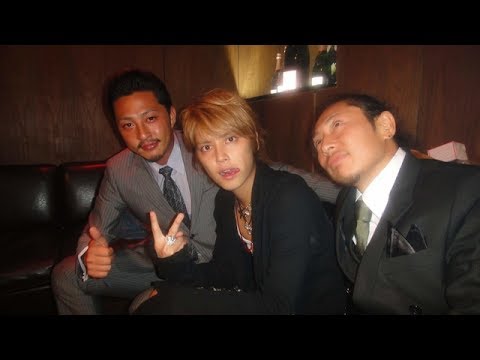 手越祐也が詐欺の容疑者と一緒に写っている