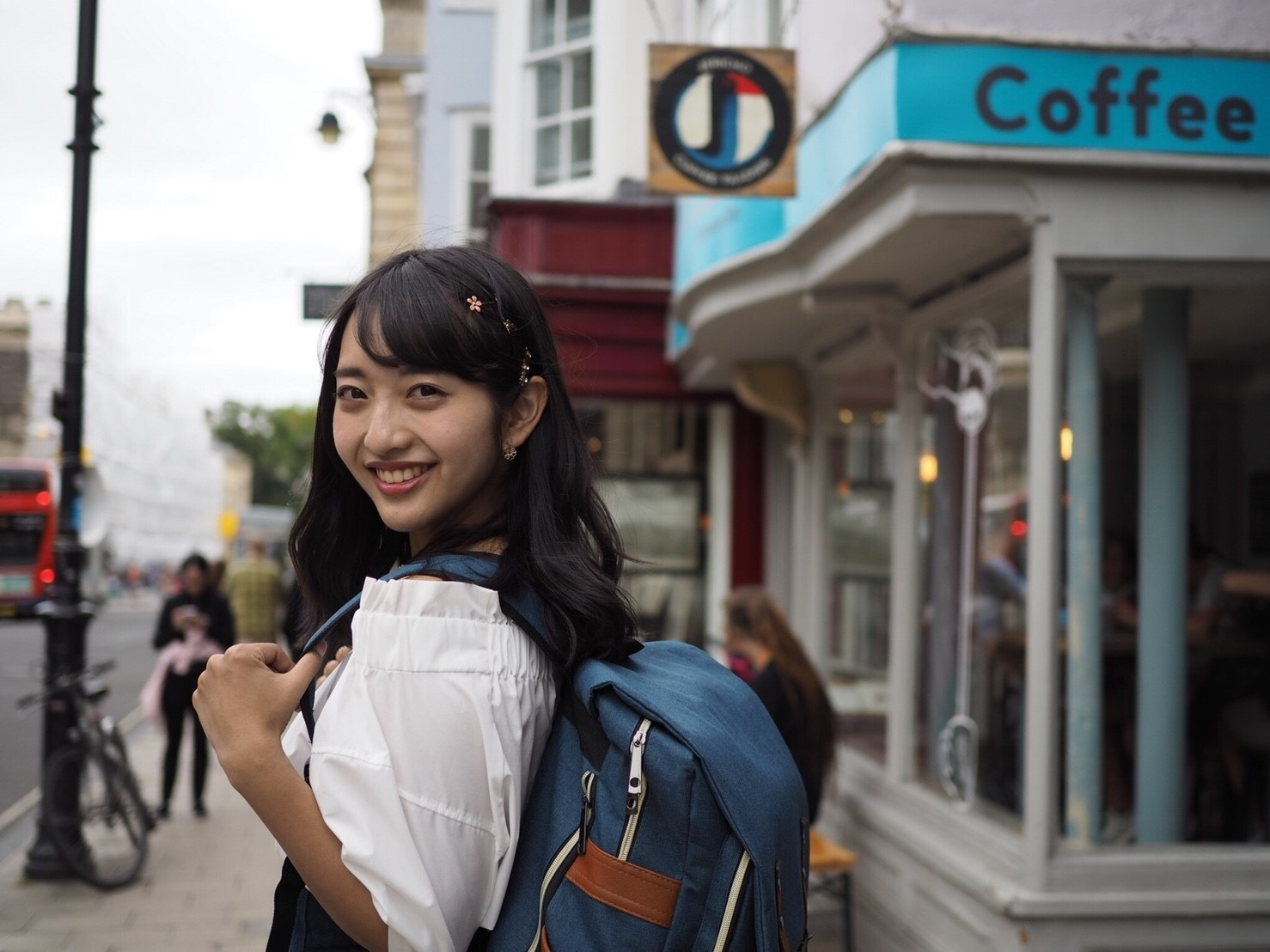 藤本万梨乃イギリス留学でリュックを背負う学生姿