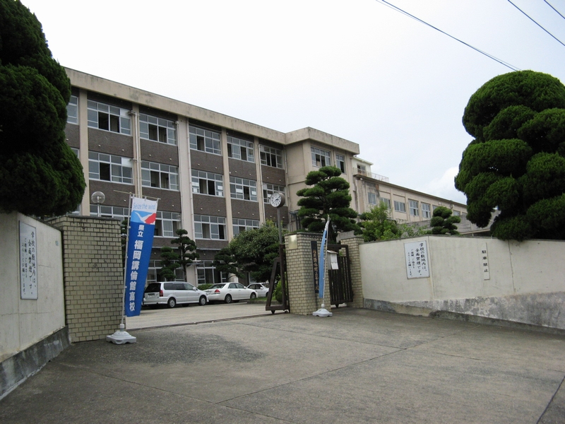 今田美桜がチャリ通していた福岡県立福岡講倫館高校の正門