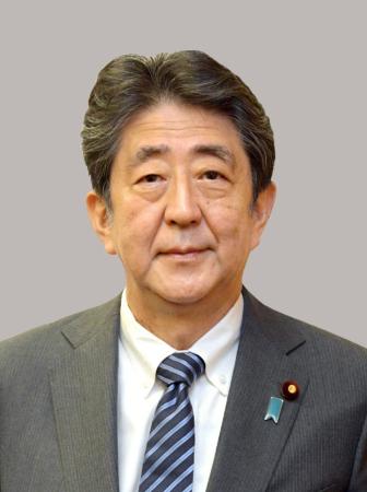 元総理の安倍晋三が若い頃から顔がほぼ同じ！スタイルも変わらない